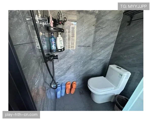 刷到杨瀚森的生活照，球场像猛兽，家里像网红民宿，名牌和早午餐并存，反差我顶不住