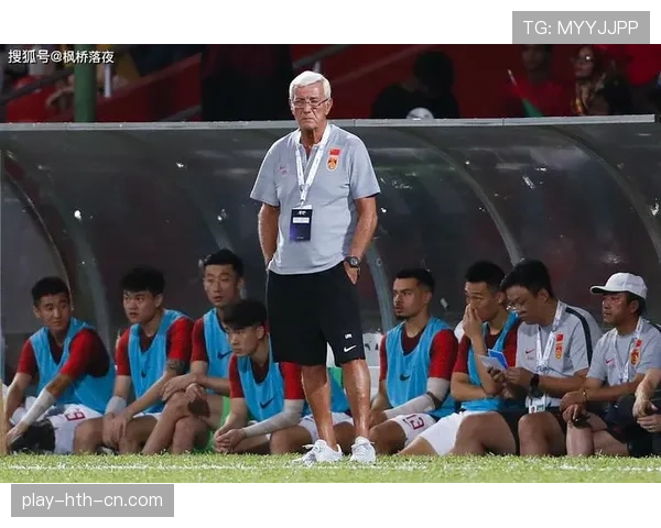 出界规则：只有球完全越过边线或球门线才被判出界